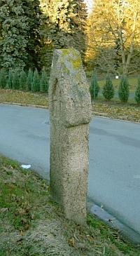 Sule 4 steht am stlichen Ortsrand von Leuchtenberg, in der Nhe des Friedhofs, gegenber der Grundschule