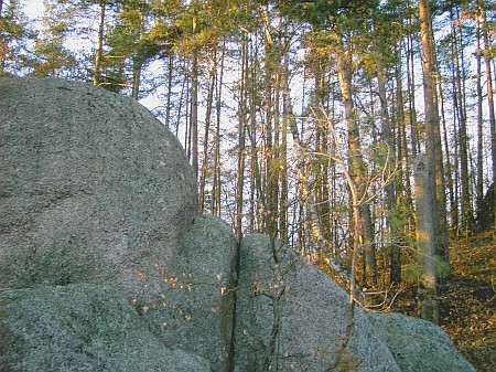 Ostseite des Hohen Stein mit kleinem Kreuz, beide Kreuze treffen sich auf der Oberseite des Steins. Rechts die Sule!